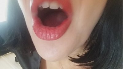 ハニー、義理の母が今日は学校に行かせてくれないの...。って、そんなことあるわけないだろ...。